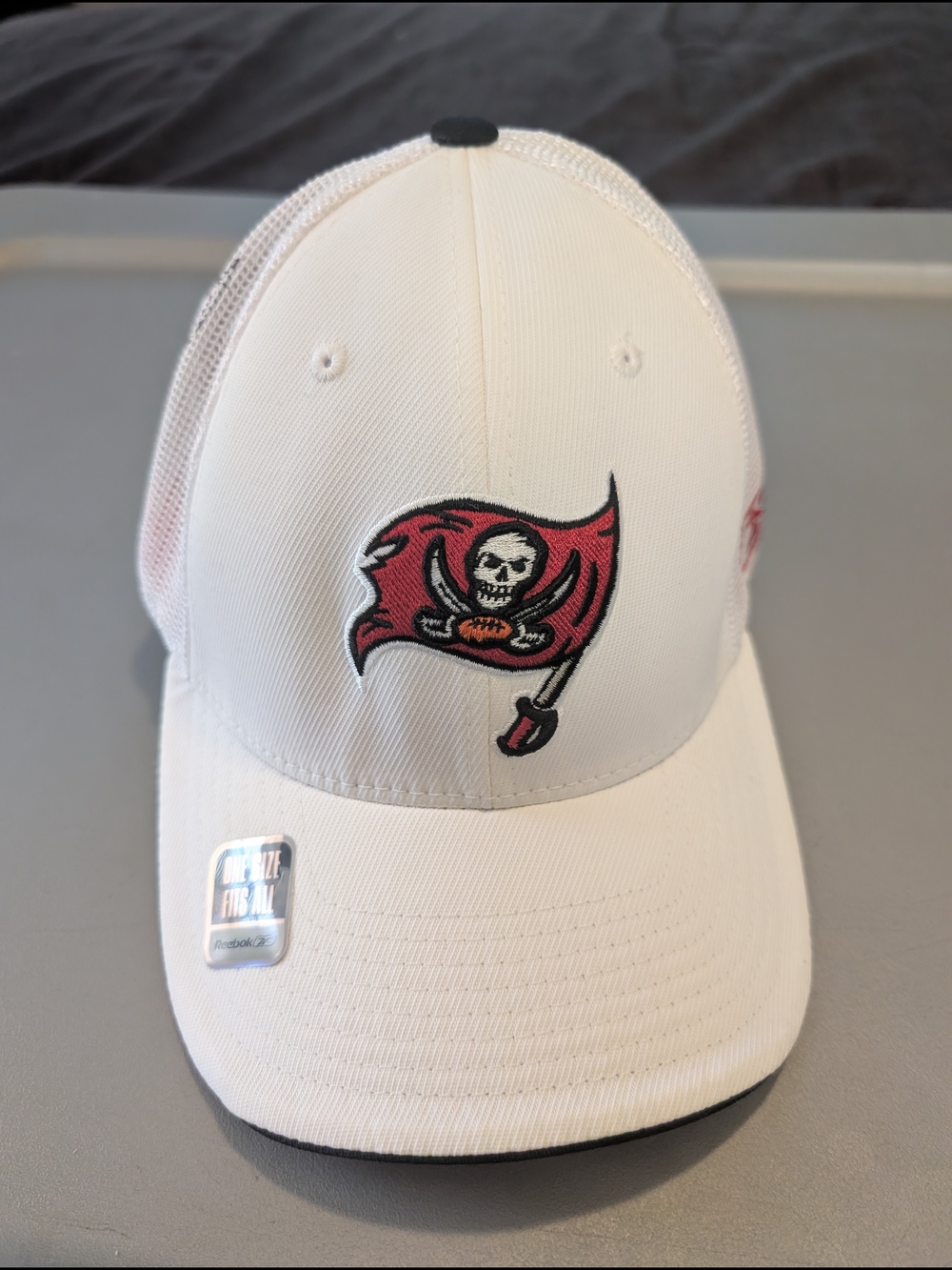 NWT Vintage Reebok NFL Equipment Tampa Bay Buccaneers Mesh Flex Hat OSFA Deadstk